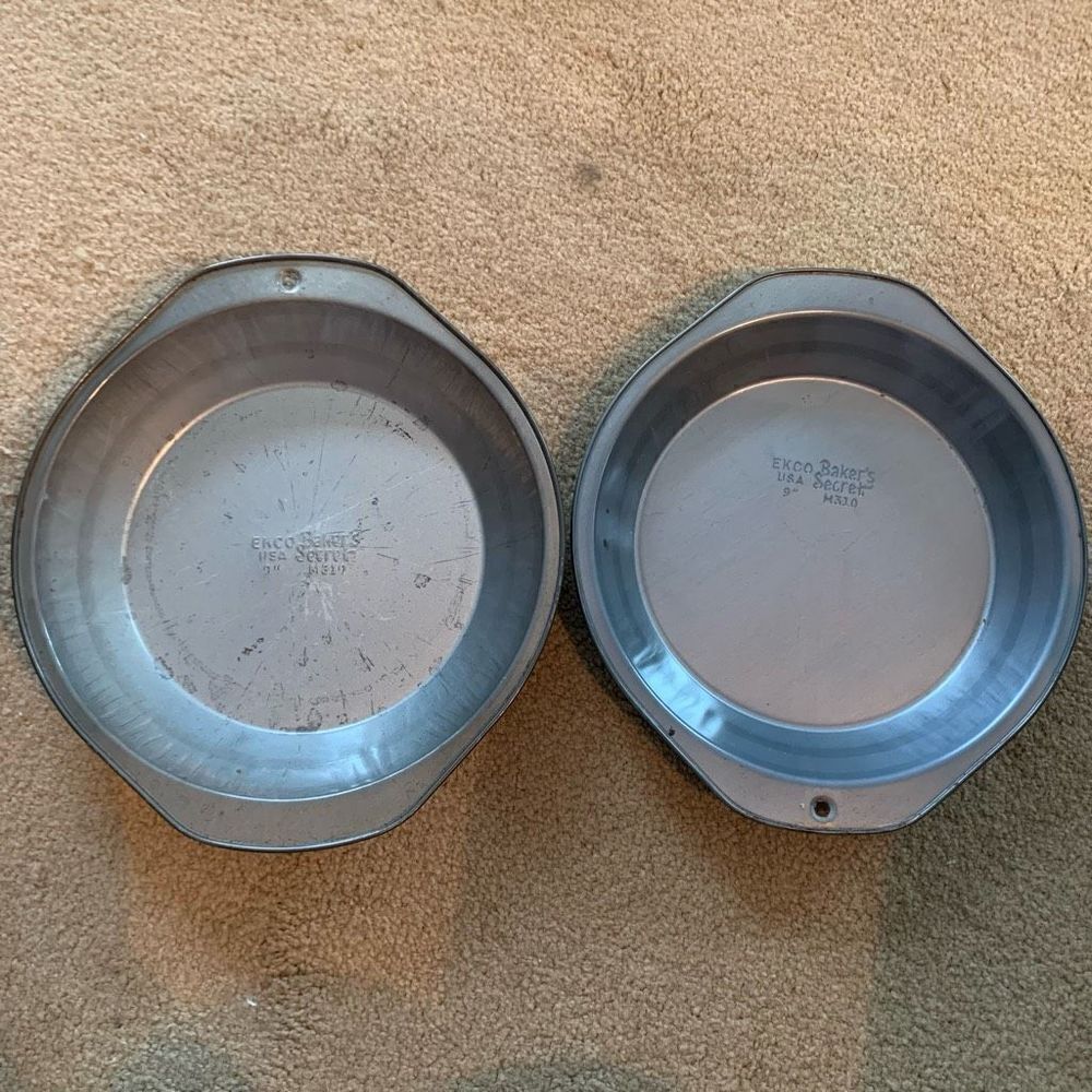 2 EKCO USA Baker’s Secret 9” M310 Metal Pie Pans